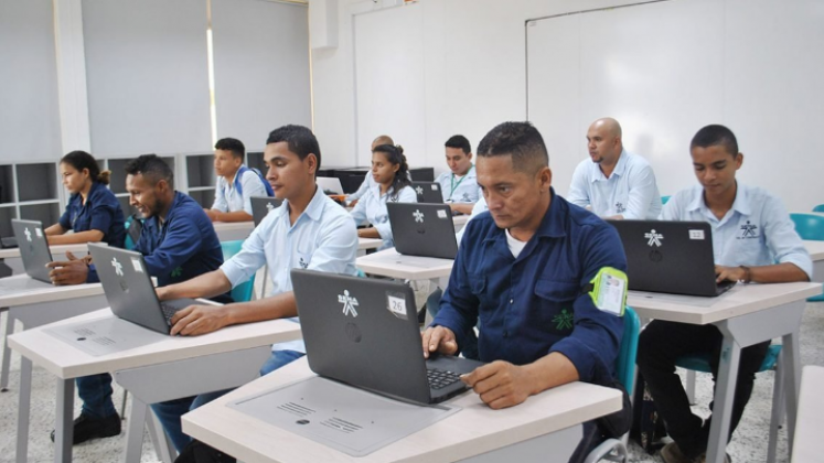Un grupo de profesionales egresados del Sena adelantan mejoras a la plataforma digital de aprendizaje de la institución. 