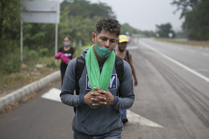 Este joven con aparente desesperanza en su mirada camina con otro grupo sobre la vía que conduce a Pamplona.