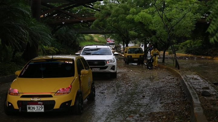 Con escombros producto de los aguaceros quedó la avenida Los Libertadores.