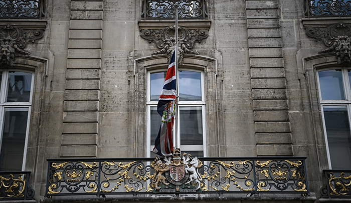 La bandera nacional británica, la Union Jack, ondea a media asta, frente a la embajada británica.