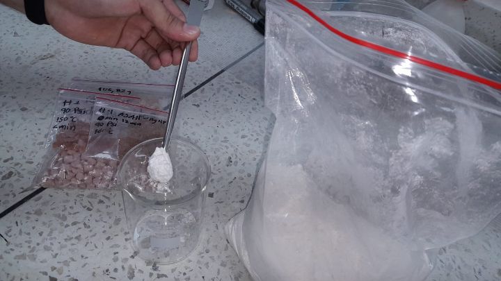 A escala de  laboratorio, 105 gramos de almidón pueden costar $2.770. / Foto: Deicy Sifontes 
