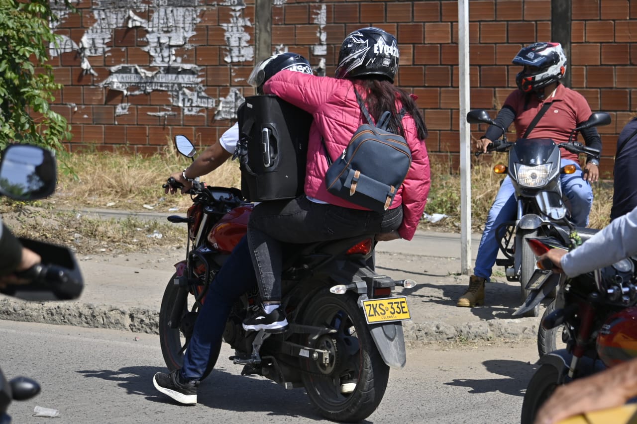 Algunos mototaxistas prestan el servicio a los pasajeros que se dirigen al aeropuerto. (Foto Jorge Gutiérrez /La Opinión)