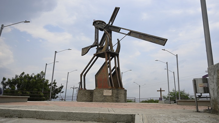Está ubicado en el barrio Antonia Santos, donde en lo alto de la montaña se divisa la imponente  escultura de Jesús Nazareno de más de 25 metros de alta