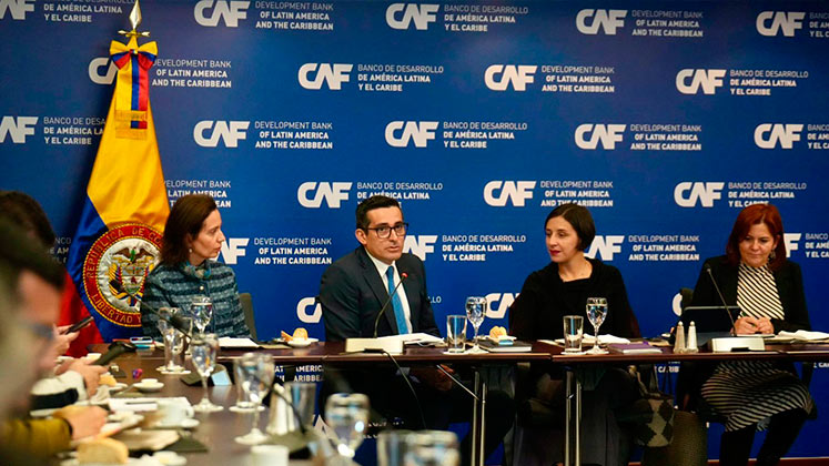CAF y Gobierno firman acuerdos por US$99,9 millones para potenciar el ...