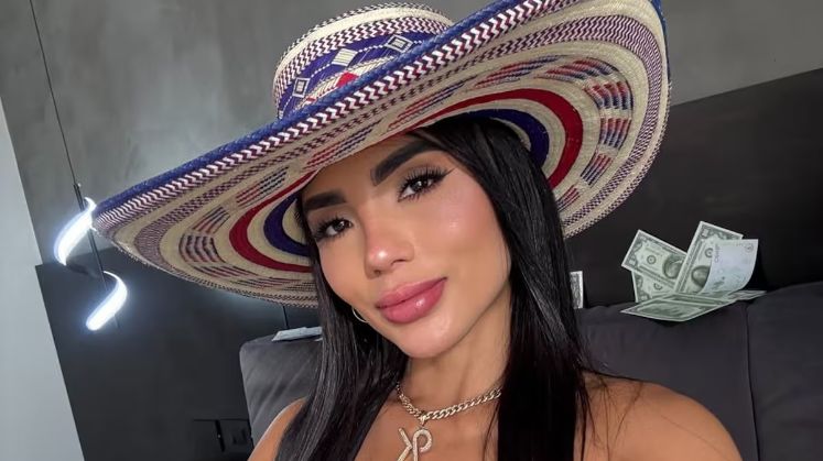 Karina García y Kris R se muestran acaramelados en concierto de Bad Bunny