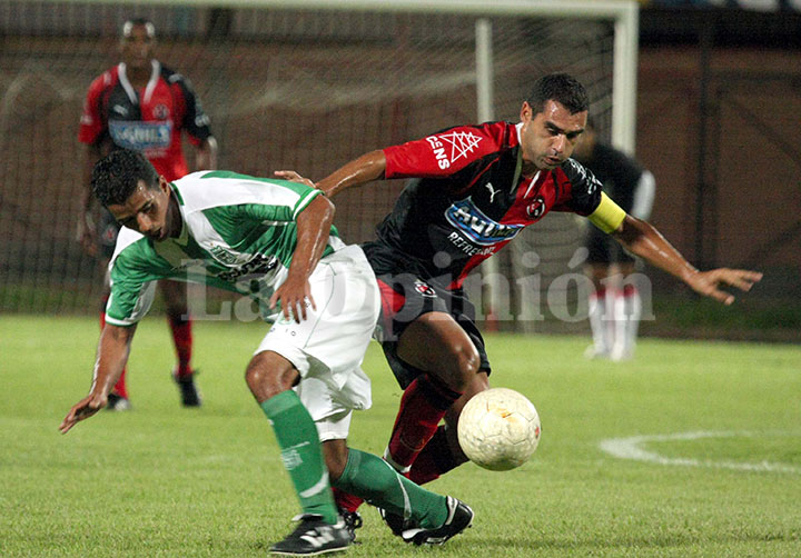 Charles Castro, capitán.