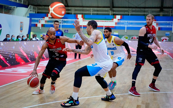 Jovonni Shuler y Nick Evans.