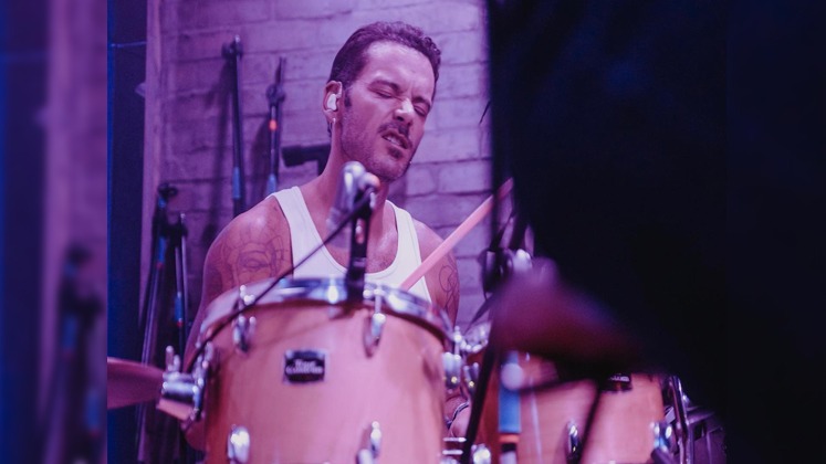 Además de actor, el artista se desempeña como baterista de la banda colombiana The Mills.
