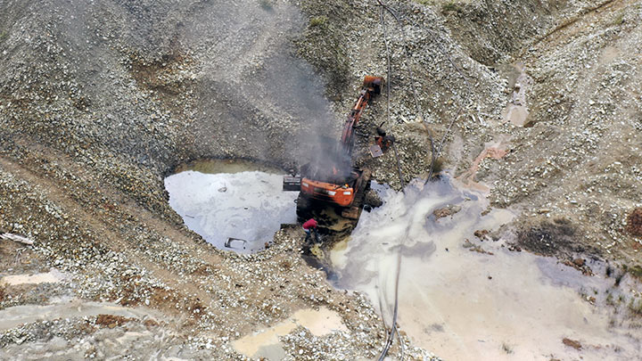 Explosivos y fuego: la arremetida oficial contra el oro ilegal en Colombia
