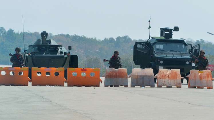  Los soldados montan guardia en una carretera bloqueada hacia el parlamento de Myanmar en Naypyidaw