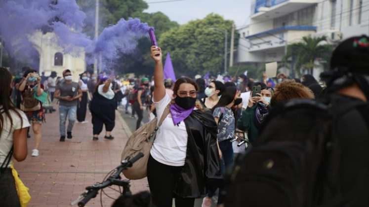 Las mujeres estuvieron representadas por el color violeta,  color que representa la lucha por los derechos de las mujeres. Juan Pablo Cohen/ La Opinión 