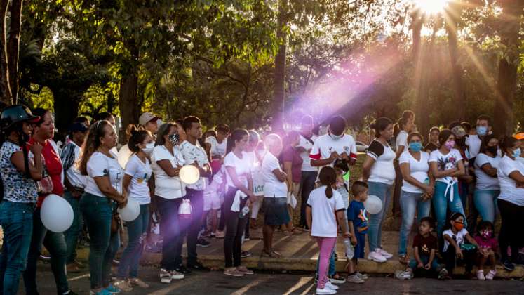Familiares, amigos y residentes asistieron a un evento religioso en memoria de los asesinados Eliannys y Eduarlis en la plaza principal de La Misión. / Foto: AFP