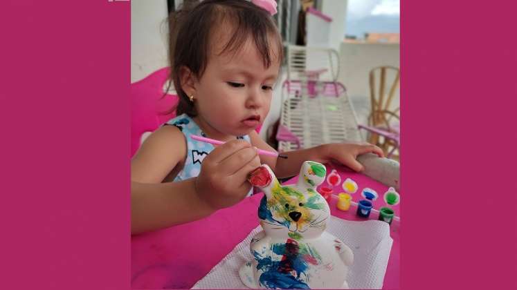 Los menores, en casa, pueden realizar distintas actividades como pintar, jugar y correr.