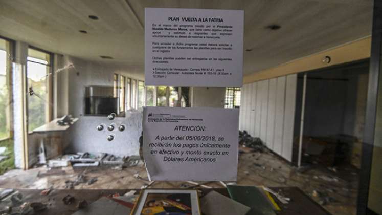 El consulado de Venezuela en Bogotá ha sido vandalizado./ Foto/AFP.