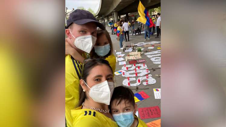 Caterine, su esposo y sus hijos se vistieron con la camiseta de la Selección Colombia para participar en las recientes manifestaciones que se organizaron en Alemania y otros países, en rechazo al abuso de policías en medio de las protestas que se presentan en el país desde el 28 de abril. / Foto: Cortesía