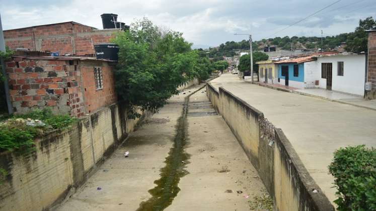 El canal de aguas lluvias atraviesa la calle principal del barrio / Fotos Pablo Castillo / La Opinión.