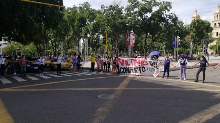 Las víctimas cerraron por unos minutos la calle 11 del centro de Cúcuta./Foto: Cortesía