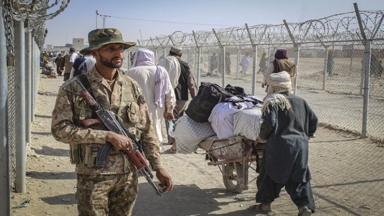 Un soldado paquistaní hace guardia cuando los ciudadanos afganos llegan al punto fronterizo entre Pakistán y Afganistán en Chaman el 19 de agosto de 2021 para regresar a Afganistán. /AFP