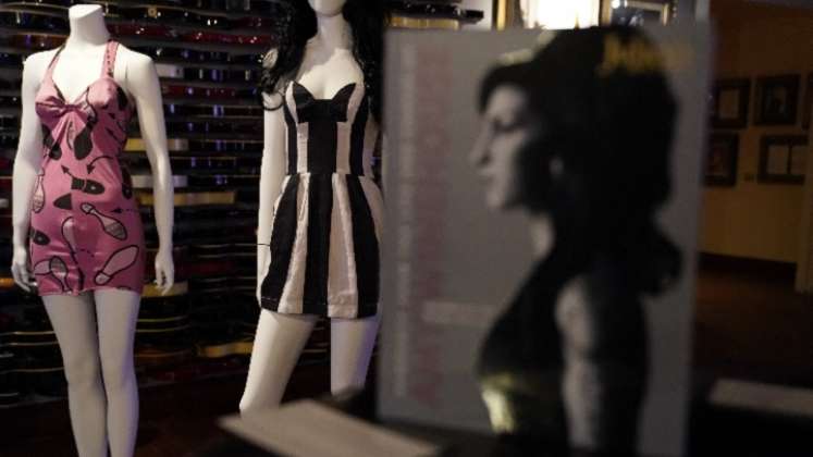 Subastan ropa y objetos de Amy Winehouse