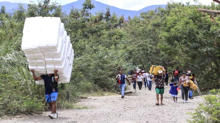 Las trochas siguen siendo el paso que le queda a la mayoría para cruzar hacia uno y otro lado de la frontera entre Colombia y Venezuela. /AFP