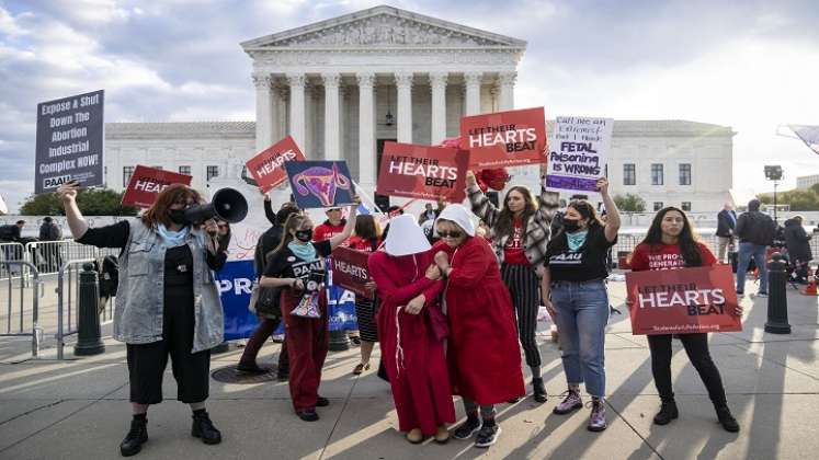 La Corte Suprema está escuchando argumentos en un desafío a la controvertida ley de aborto de Texas que prohíbe los abortos después de 6 semanas./ AFP