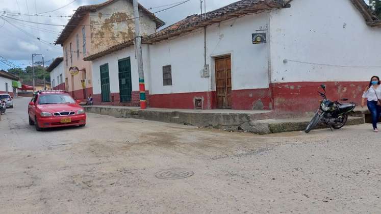 Moradores de La Piñuela claman el arreglo de las calles.