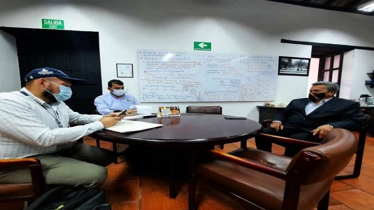 El secretario de Ambiente,  Víctor Bustos y el alcalde, Humberto Pisciotti, adelantaron la Agenda Verde.  Foto: Cortesía/La Opinión.