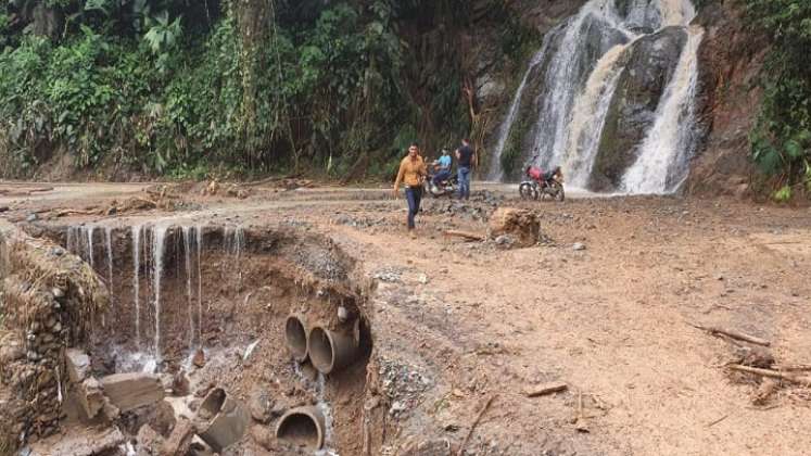 Los torrenciales aguaceros de los últimos días comenzaron a generar emergencias viales en los municipios del Catatumbo, lo que originó que los líderes comunales activaran los planes de contingencia para evitar tragedias que lamentar.  