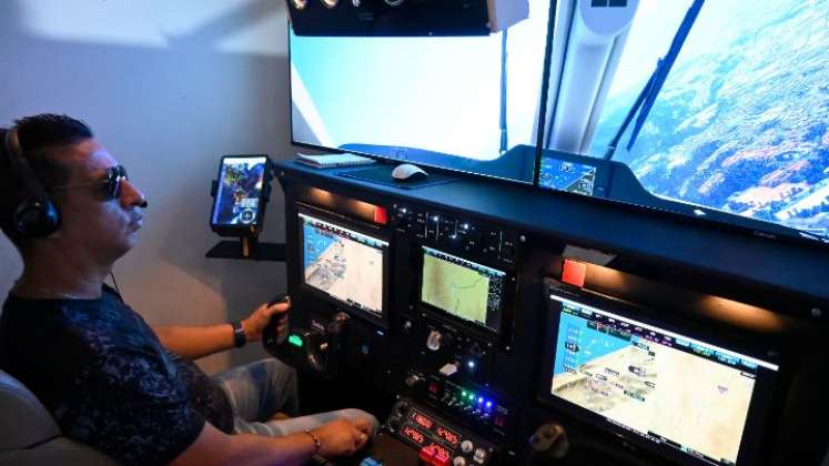 Luis Alexis Mejías registra, virtualmente, más de 1.500 horas de vuelo. El viaje simulado más largo ha sido de 12 horas. 