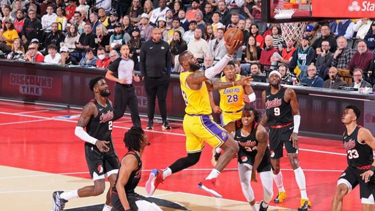 LeBron James mostró su jerarquía con los Lakers.