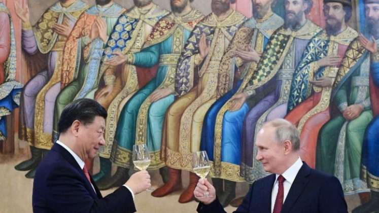 Rusia-El presidente ruso Vladimir Putin y su homólogo de China, Xi Jinping, brindan durante una recepción tras sus conversaciones en el Kremlin de Moscú el 21 de marzo.