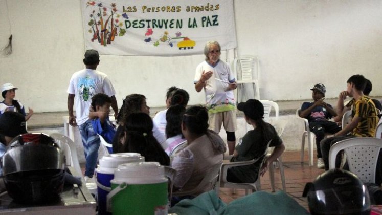 La mayoría de sesiones se hacen en los salones comunales de los barrios./ Foto: Carlos Ramírez.