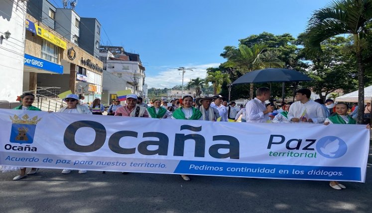 En Ocaña piden reanudar diálogos de paz con el Eln A través de muestras folclóricas los ocañeros claman continuidad de los diálogos de paz en Colombia. /Foto: cortesía: .
