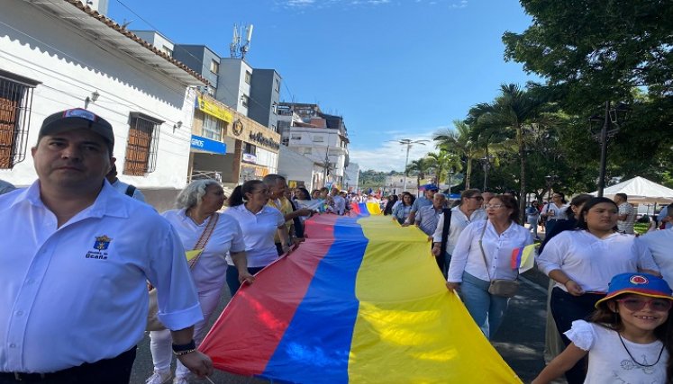 En Ocaña piden reanudar diálogos de paz con el Eln A través de muestras folclóricas los ocañeros claman continuidad de los diálogos de paz en Colombia. /Foto: cortesía: .