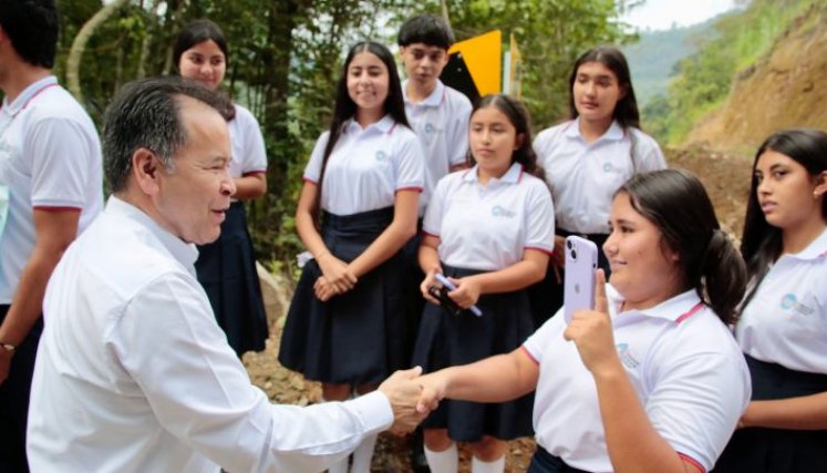 Gobernador entrega uniformes a estudiantes de colegios departamentales/Foto cortesía Gobernador entrega uniformes a estudiantes de colegios departamentales/Foto cortesía