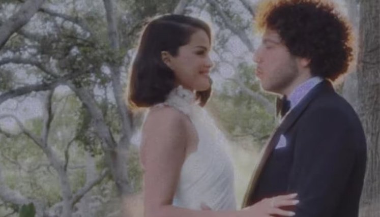 Selena Gómez responde a críticas contra Benny Blanco tras polémico video