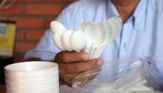 El uso de materias primas biodegradables en los productos de un solo uso puede triplicar su costo./ Foto Carlos Eduardo Ramírez-La Opinión